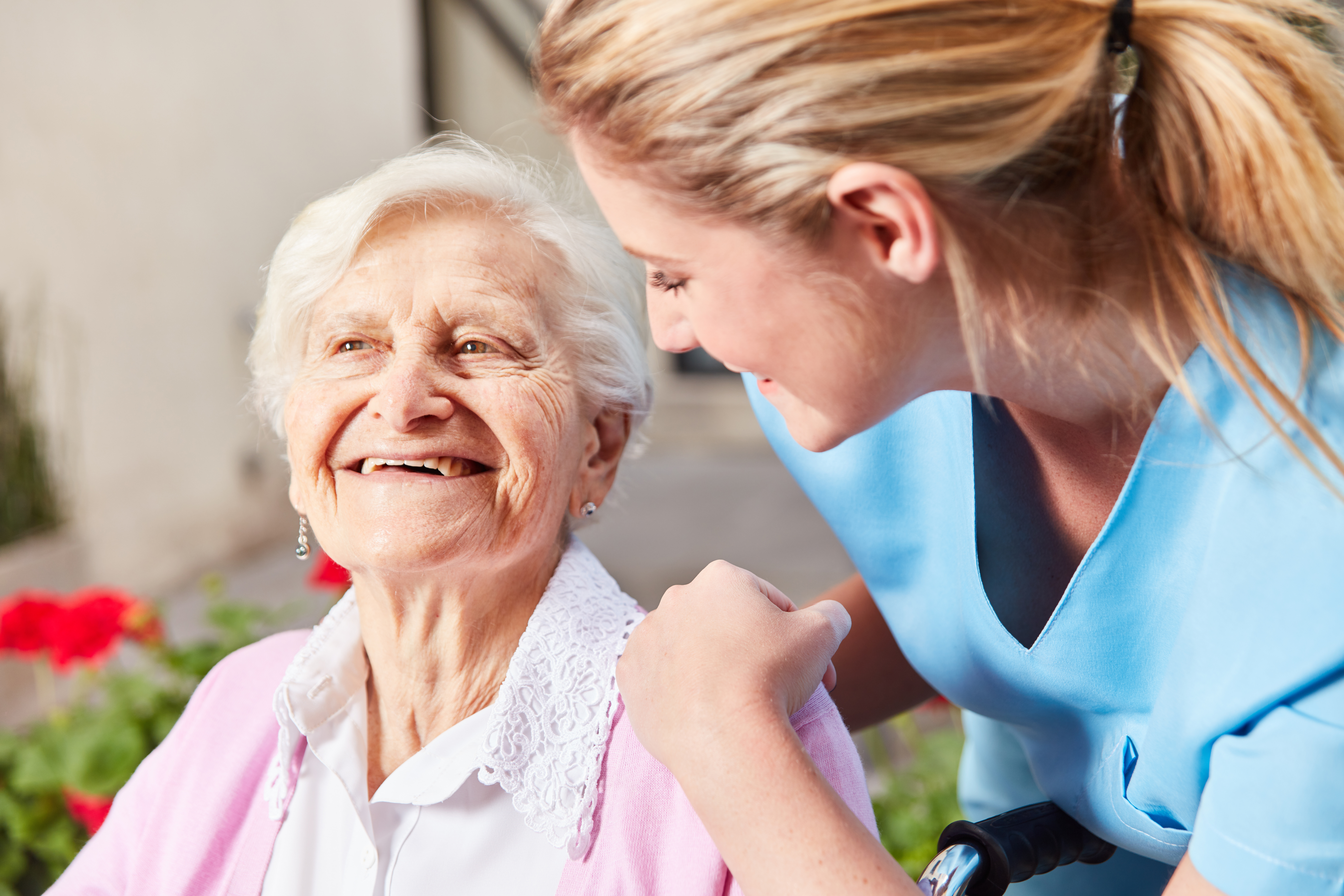 una enfermera y una mujer mayor sonriendo  