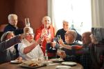 Un grupo de personas mayores brindan durante una celebración