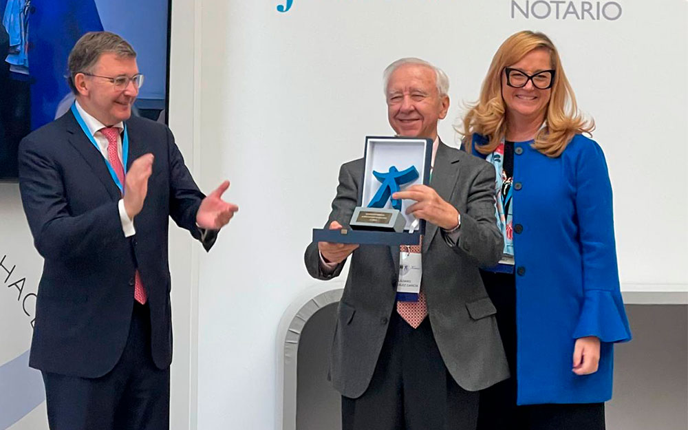 El presidente de la PMP, Lázaro González, recibe el reconocimiento de la Fundación Aequitas