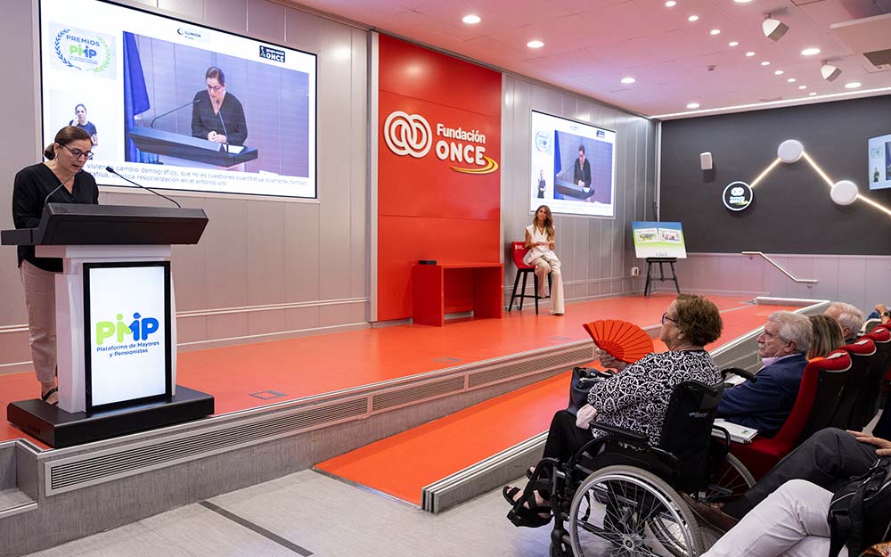 Patricia Bezunartea Barrio ofrece el discurso de cierre institucional de la ceremonia.