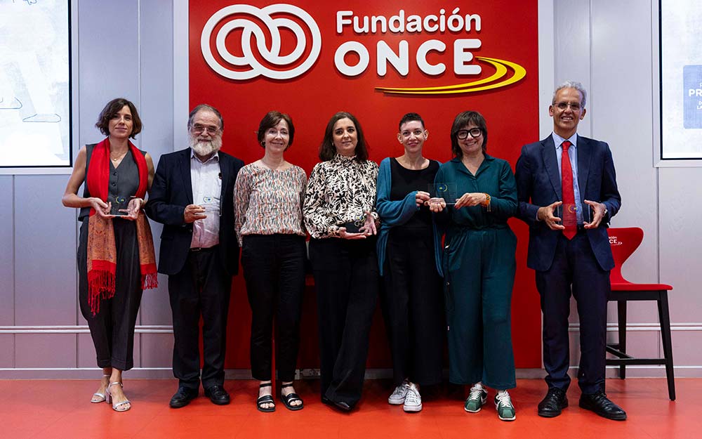 Los premiados posan con sus galardones.