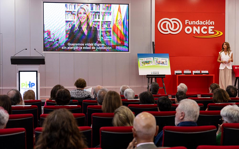 Intervención de Yolanda Díaz mediante un vídeo proyectado en las pantallas del salón.