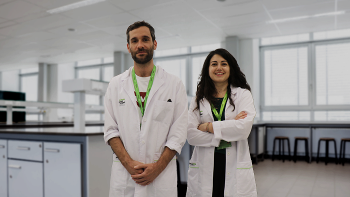 Se han sometido a análisis más de 1.700 personas de cinco centros hospitalarios de Barcelona, Suecia e Italia Dos investigadores en el laboratorio