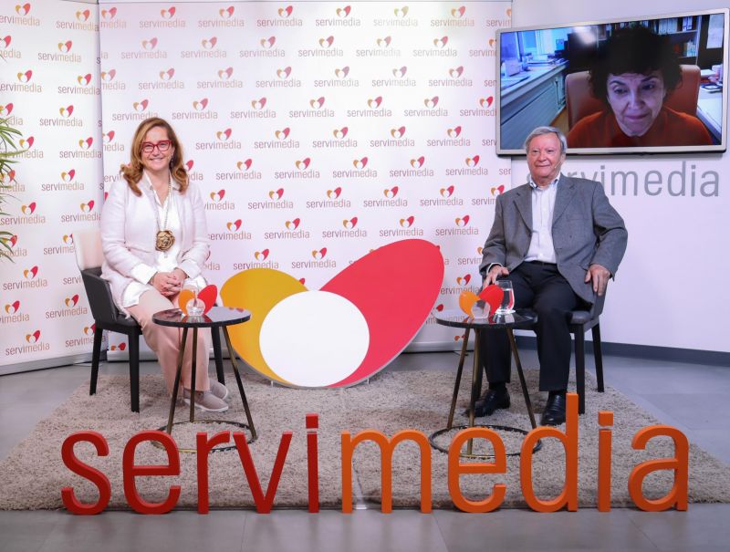 "El valor de los trabajos que realizan las mujeres dentro y fuera del hogar, equivale a un precio de mercado de 100.000 millones de euros al año" Imagen de Ángel Rodríguez Castedo y Almudena Castro-Girona en el acto de Servimedia