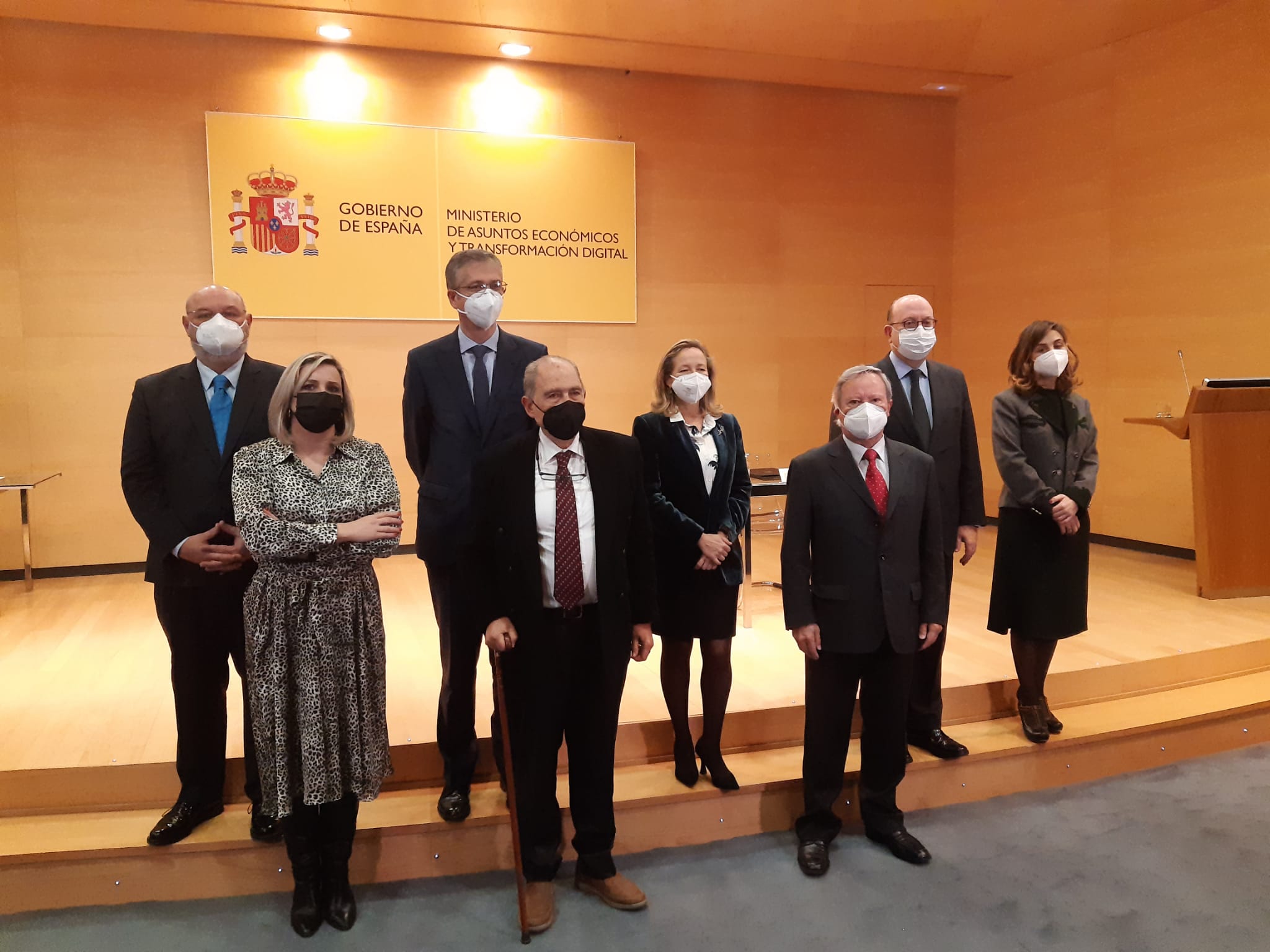 Foto de grupo durante la firma del protocolo de las entidades bancarias para la inclusión financiera de las personas mayores