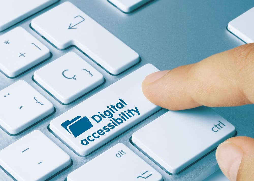 Teclado de un ordenador donde hay una tecla que pone 'accesibilidad digital'