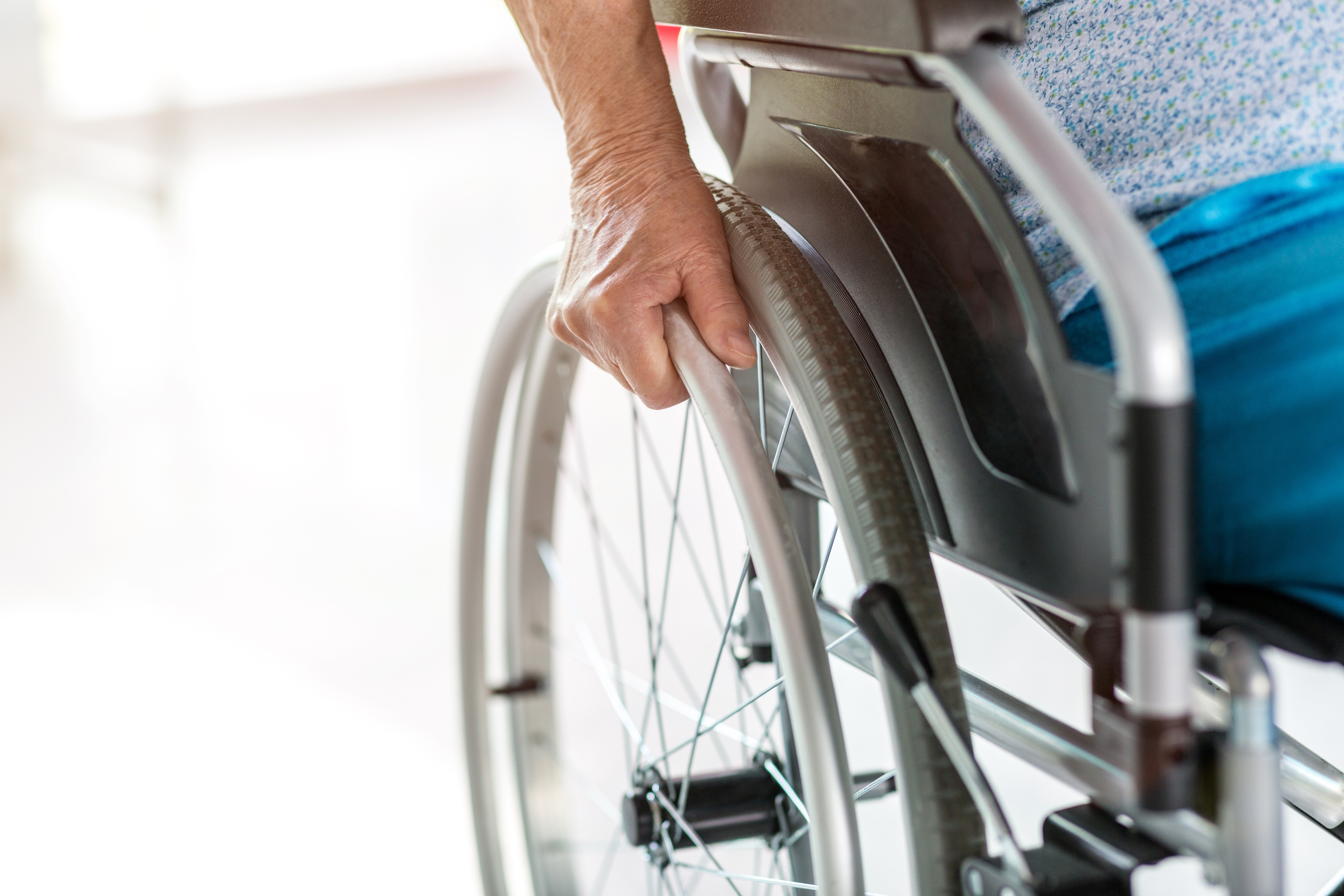 España cuenta con una legislación amplia sobre accesibilidad y ya cumple con lo establecido en la directiva Persona mayor en una silla de ruedas