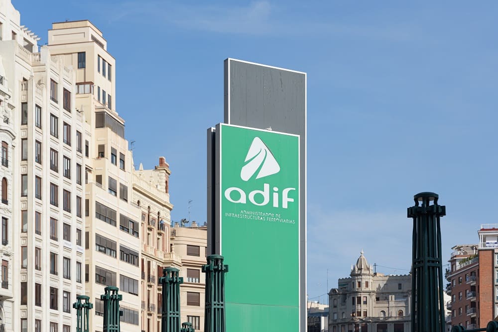 La PMP afirma que las mejoras en diseños accesibles y entendibles beneficia no solo a las personas mayores y personas con discapacidad mayores, sino a toda la diversidad de viajeros Cartel de ADIF