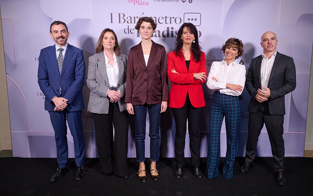 El informe ha sido presentado en un acto conducido por Sonsoles Ónega y clausurado por la secretaria de Estado de Derechos Sociales, María Rosa Martínez Rodríguez Foto familia durante la presentación del Barómetro