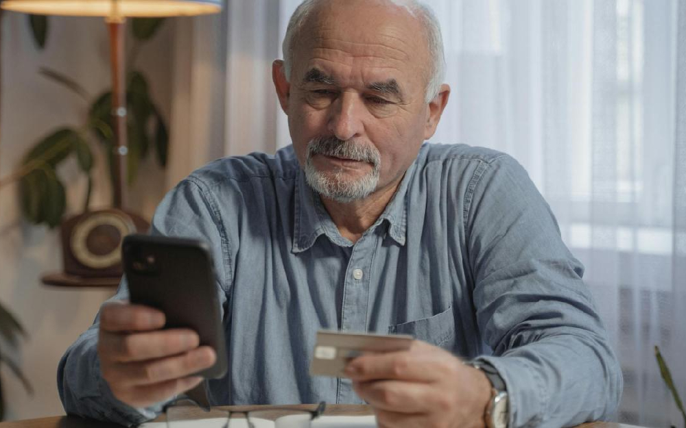 Persona mayor con un teléfono