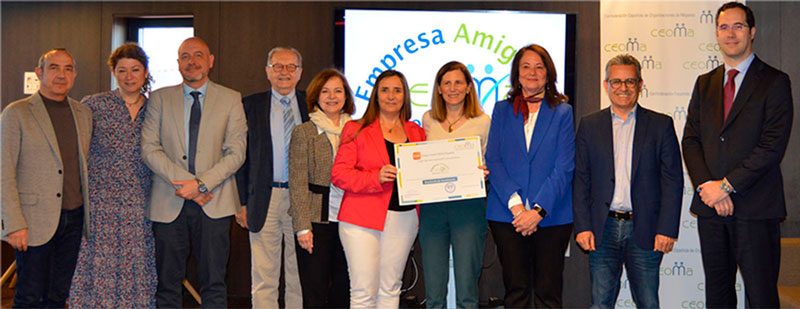 La compañía dispone de un plan de diversidad, instalaciones accesibles y adaptadas Foto de familia del acto de entrega de certificación de CEOMA a GSK.