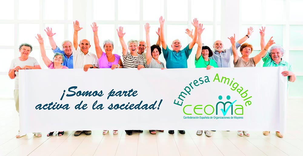 Entrega las primeras acreditaciones como ‘Empresa Amigable’ Varias personas sostienen el cartel con el logotipo de empresa amigable de CEOMA