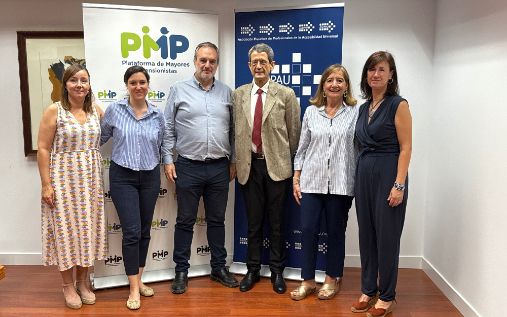 Acuerdan emprender acciones conjuntas para promover estrategias hacia una nueva longevidad Foto de familia durante el convenio