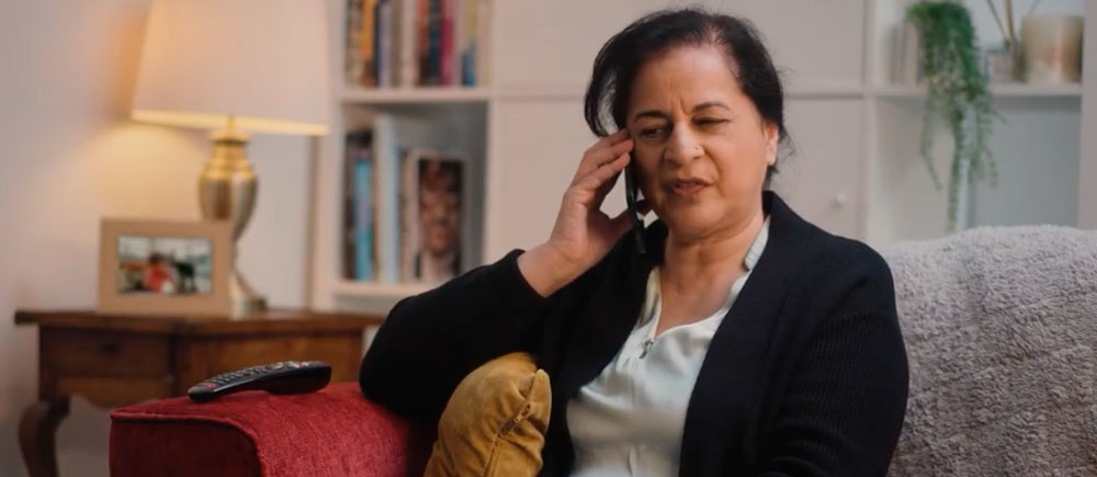 Una mujer hablando por teléfono