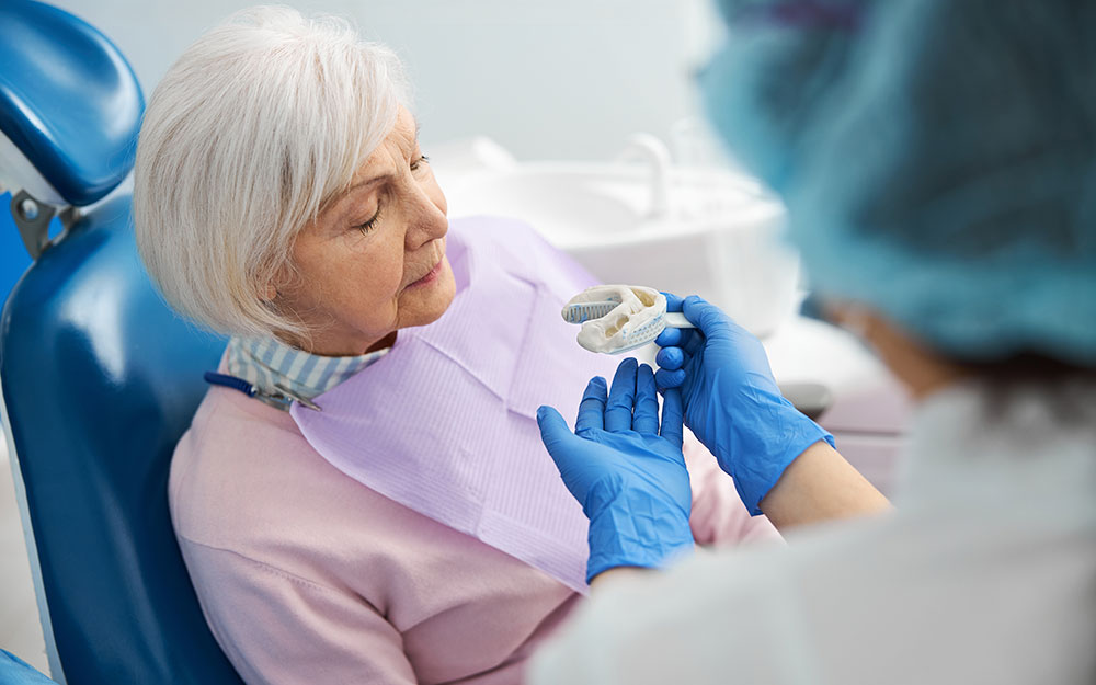 Una mujer es atendida en un dentista