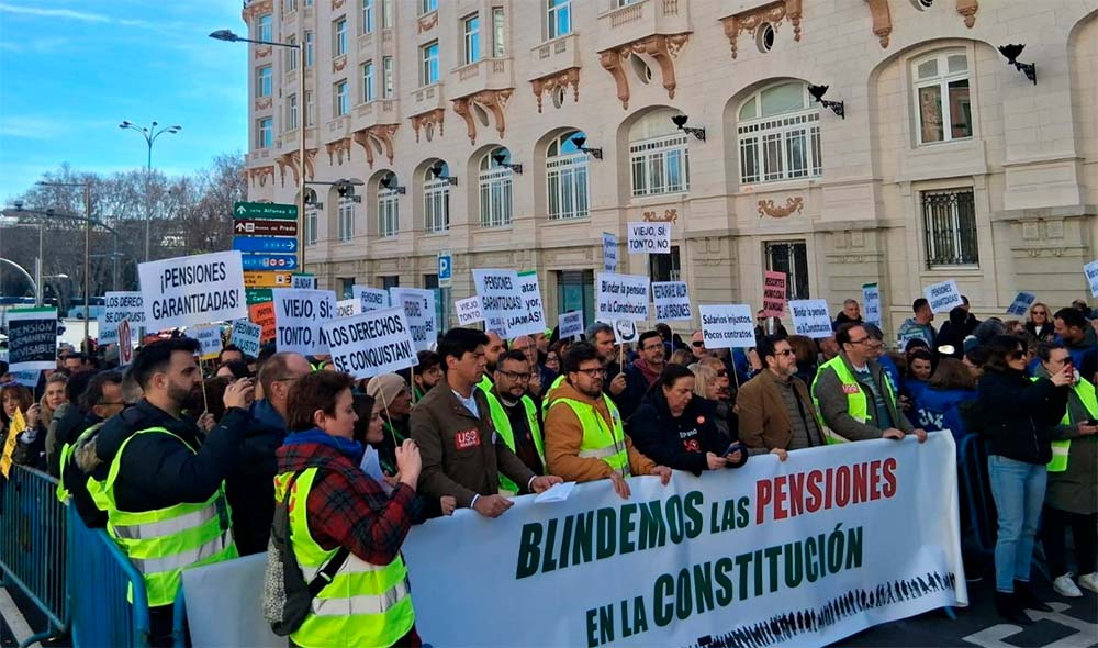 La MERP recoge tres millones de firmas y presiona al Congreso para evitar recortes y privatizaciones Miles de personas durante la movilización
