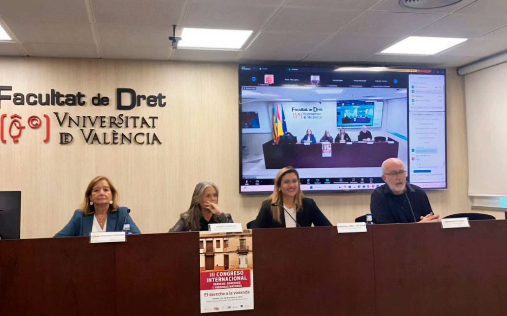 Organizado por el Instituto de Derechos Humanos de la Universitat de València y HelpAge International España Participantes en una de las mesas de debate del Congreso