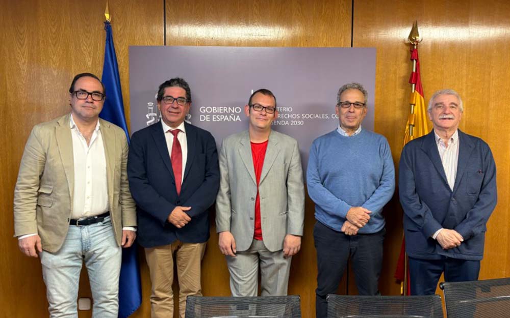 foto de familia de los participantes en la reunión