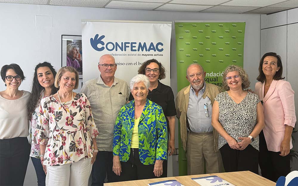 Foto de familia de la firma del convenio
