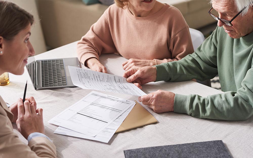 El convenio persigue establecer los términos de colaboración entre ambas partes para la identificación y planteamiento de propuestas concretas de reducción de cargas administrativas Una pareja de personas mayores gestionan papeleo