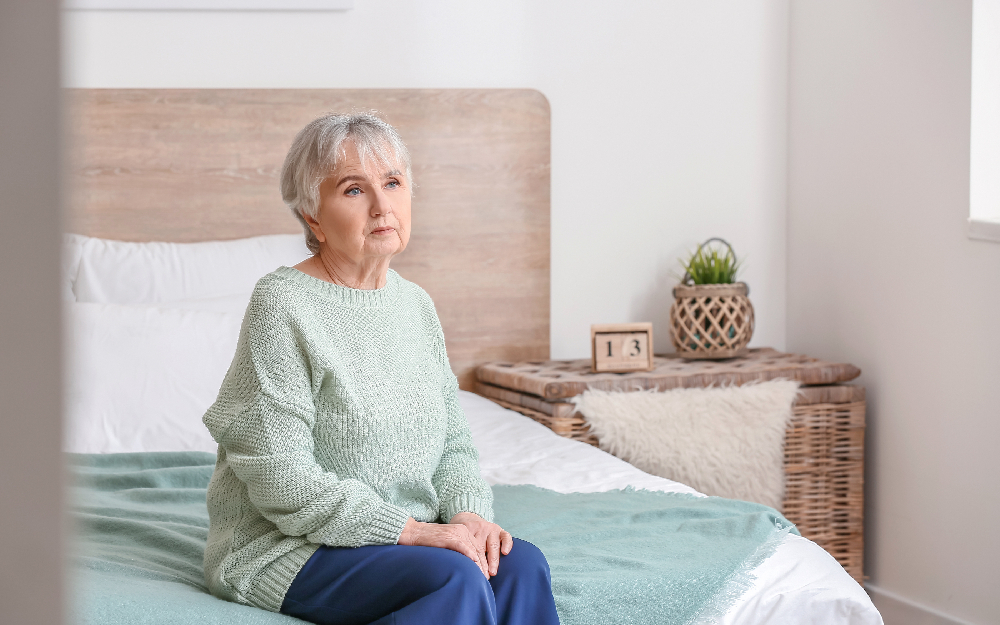 En el marco del Día Mundial de la Salud Mental, 10 de octubre Persona mayor sentada en la cama