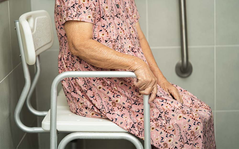 En el marco del Día Internacional de las Personas con Discapacidad Una persona mayor en el asiento de una ducha adaptada