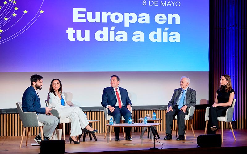 En el marco de los actos conmemorativos del Día de Europa Un instante del coloquio celebrado en el Ministerio de Asuntos Exteriores