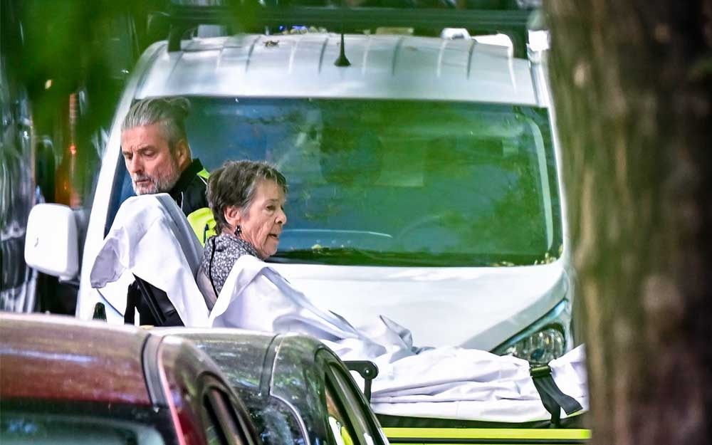 Momento en el que Maricarmen es sacada en camilla de su casa