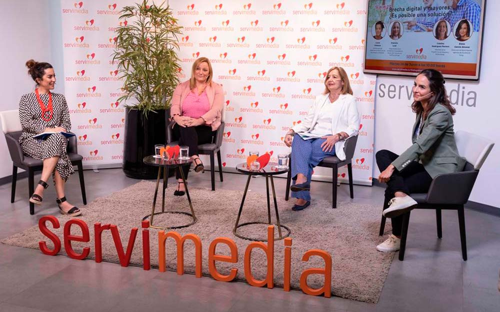 Servimedia celebró el encuentro ‘Brecha digital' y mayores: ¿Es posible una solución?’ Un instante del diálogo ‘Brecha digital' y mayores: ¿Es posible una solución?’.