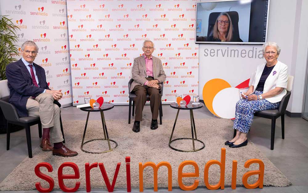 Ponentes del diálogo en el plató de Servimedia.