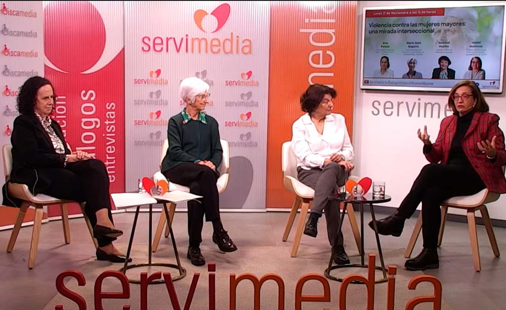 Los participantes debatiendo durante el diálogo