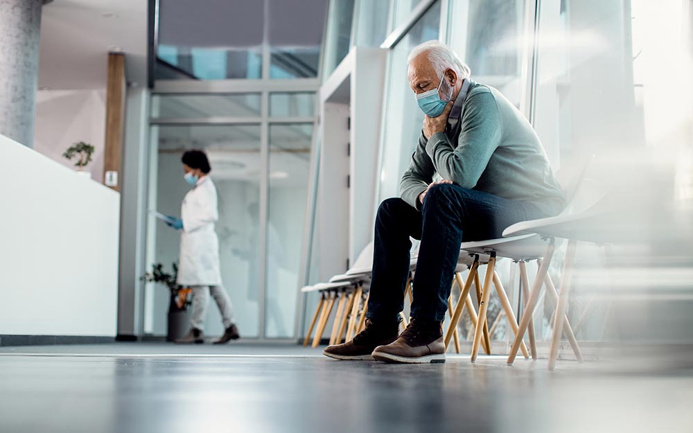 Un hombre sentado en la sala de espera de un centro médico