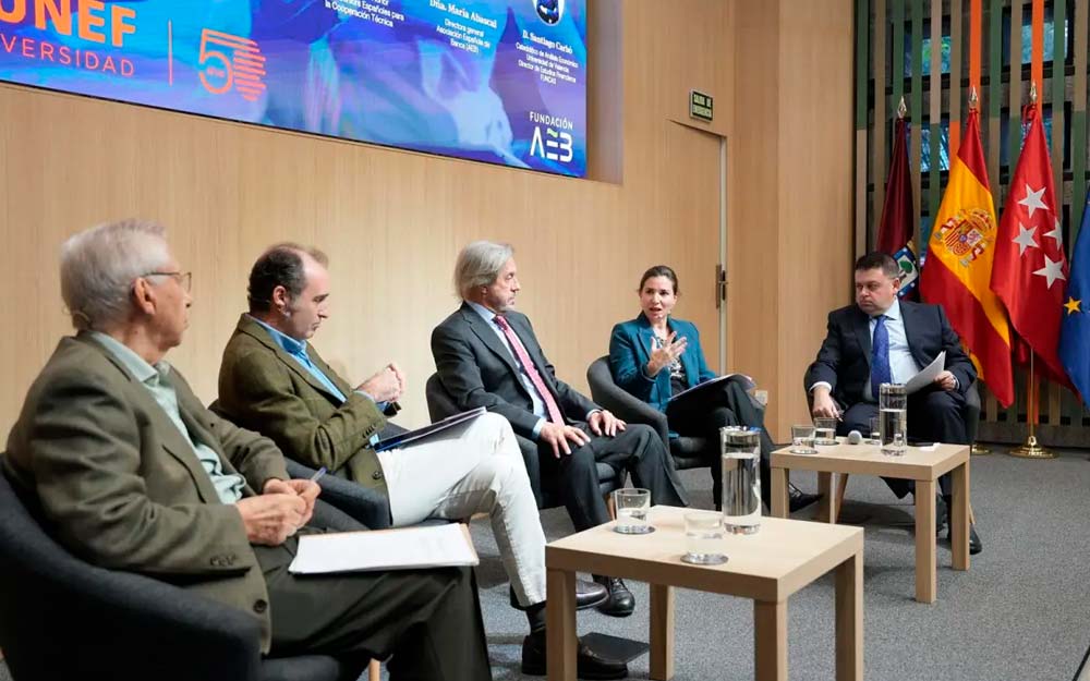 La banca pide colaboración público-privada para evitar la exclusión financiera de los mayores Participantes en el debate organizado por IEBF