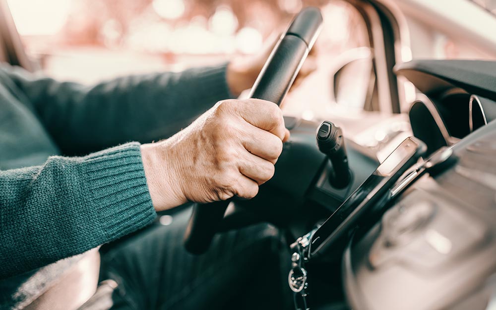 Unas manos sujetan el volante de un automóvil