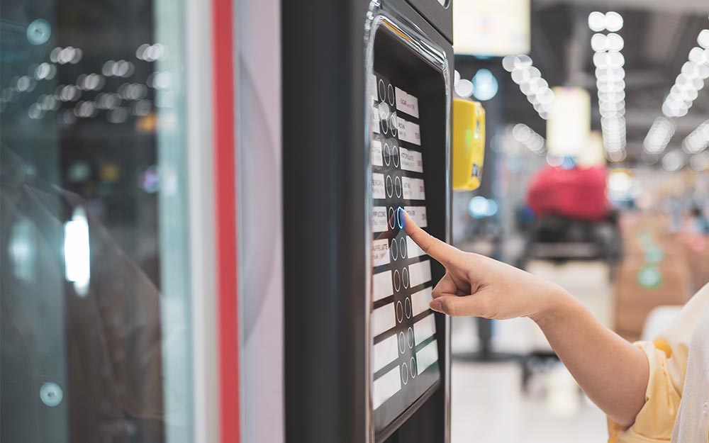 Asegura la no discriminación de las personas mayores y con discapacidad en el acceso a todo tipo de servicios públicos y privados Una persona interacciona con una máquina de turnos.