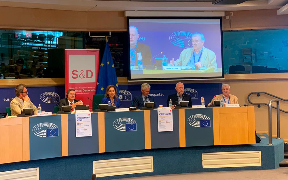Abordó la longevidad como un desafío para que Europa proponga soluciones innovadoras Imagen de la mesa de debate celebrada en el Parlamento Europeo.