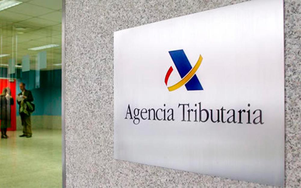 Solicita establecer una comisión que analice los problemas a los que se enfrentan las personas mayores en el cumplimiento de sus obligaciones tributarias Cartel con el logotipo de la Agencia Tributaria