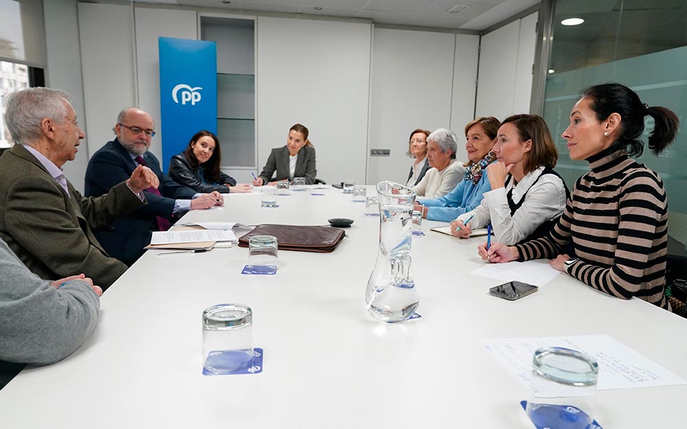 Un instante de la reunión de la PMP con el PP en la sede del partido 