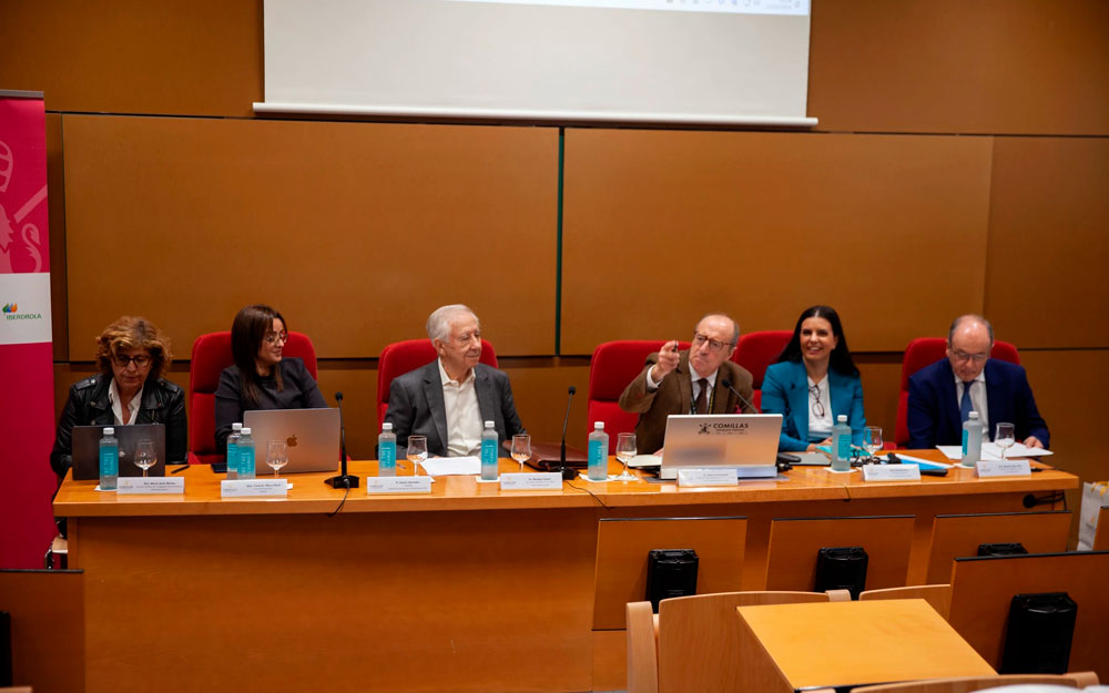 El evento se centró en la necesidad de un enfoque integral que reconozca la heterogeneidad de las personas mayores Una de las mesas redondas de la jornada