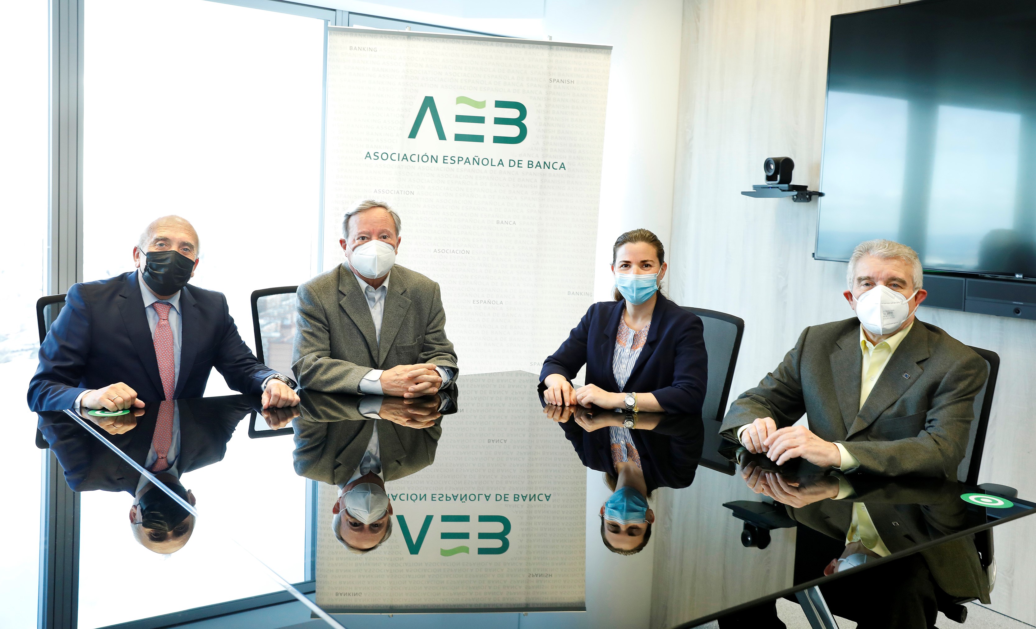 La PMP ha planteado sus reivindicaciones para la eliminación de las barreras de trato y atención que sufren las personas mayores Imagen de la reunión