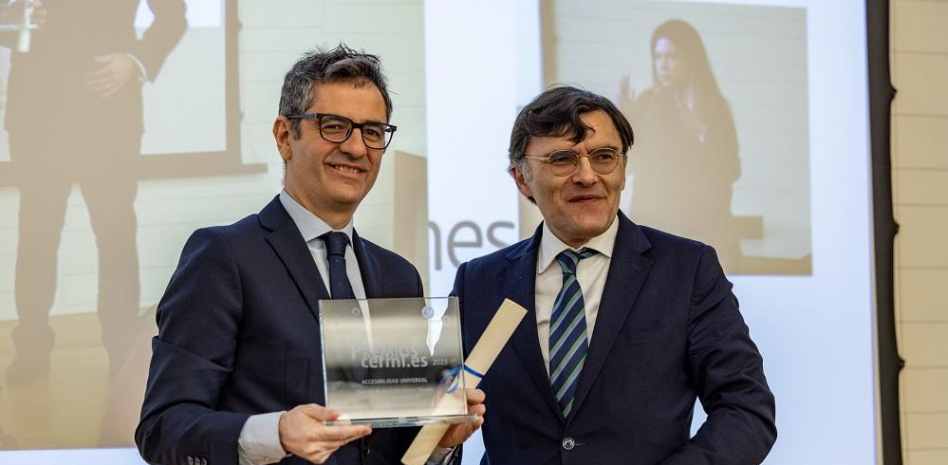 Por incorporar de forma modélica la dimensión inclusiva con las personas con discapacidad Alberto Durán entrega el premio a Félix Bolaños.