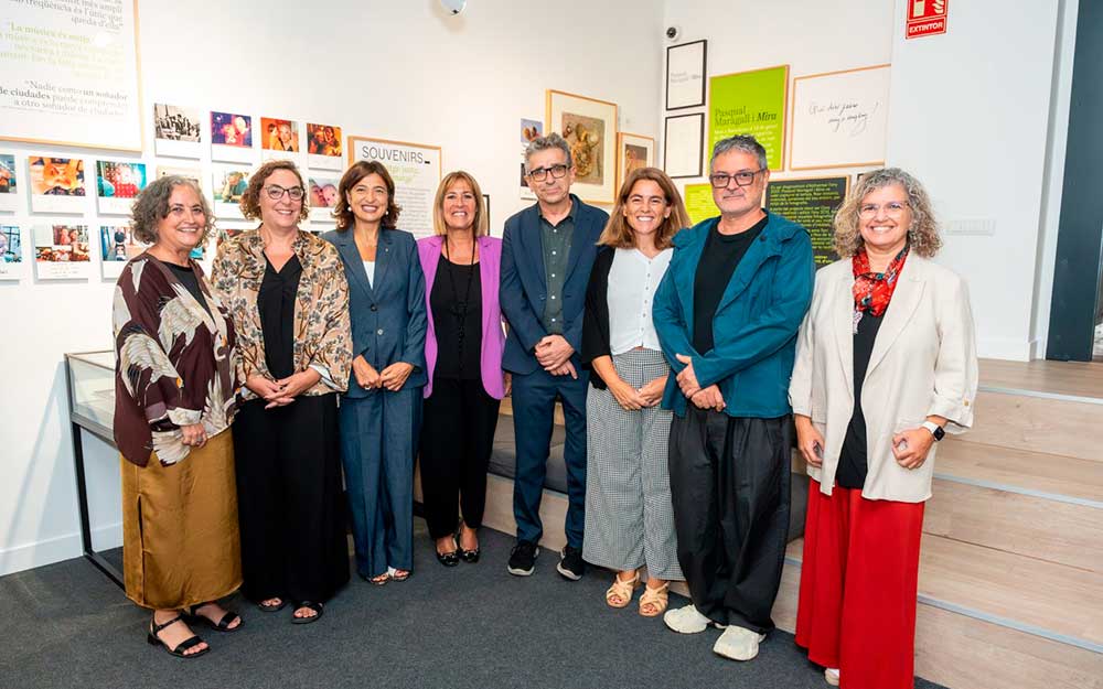 Foto de familia de las personalidades participantes en el acto de inauguración