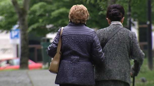 Uno de cada seis mayores sufre algún tipo de maltrato, según la OMS. Dos mujeres, a las que se les ve de espaldas, caminan.
