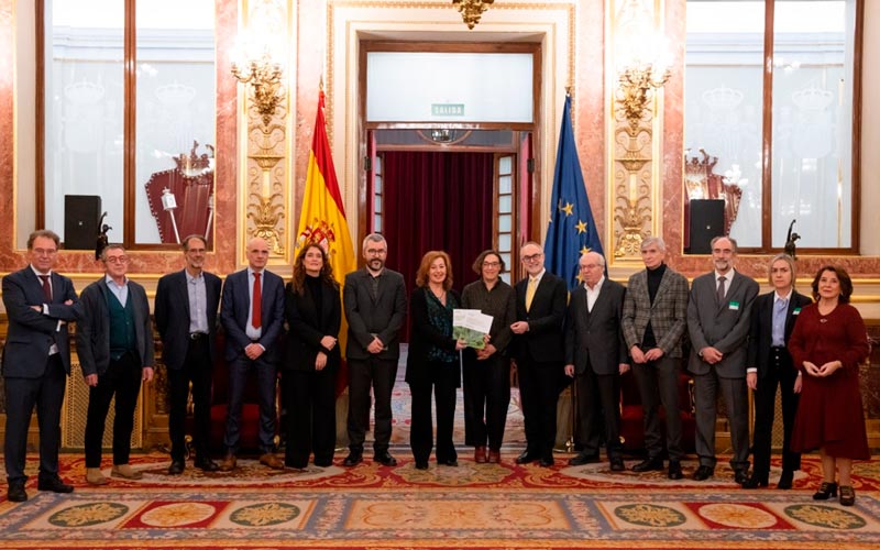 Foto de familia con los participantes en la jornada celebrada en el Congreso de los Diputados