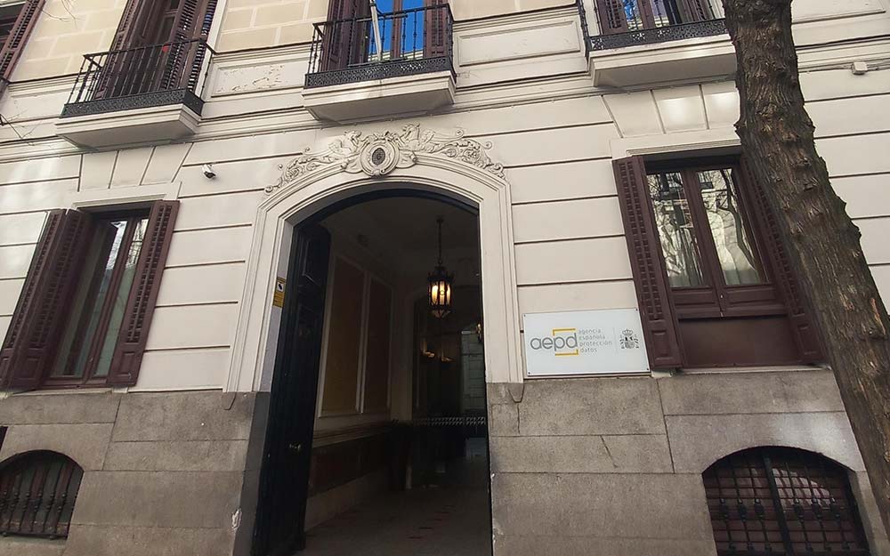 27 de junio a las 10:00 horas en el Salón de Actos de la AEPD. Formato presencial y online. Fachada de la Agencia Española de Protección de Datos
