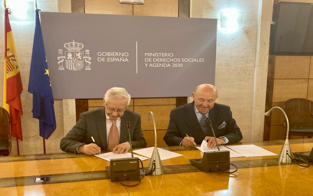 Ambas entidades han firmado un memorando de entendimiento para cooperar conjuntamente en el desarrollo e implementación de actividades a favor de personas mayores Ambas entidades han firmado un memorando de entendimiento para cooperar conjuntamente en el desarrollo e implementación de actividades a favor de personas en envejecimiento.