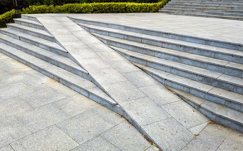 Escaleras con rampas accesibles