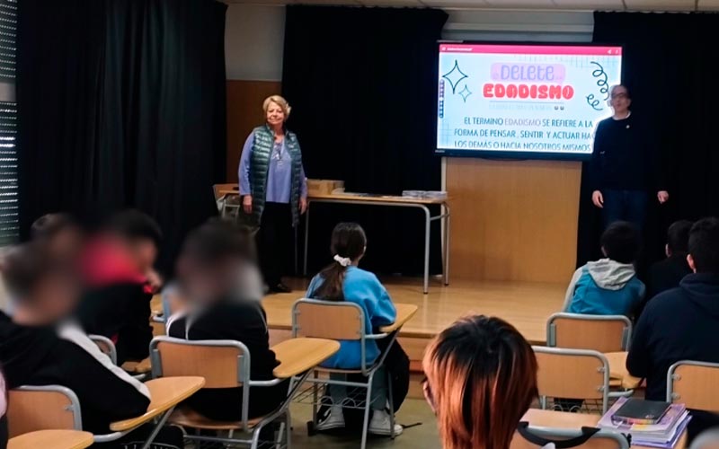 Las sesiones se llevaron a cabo en siete centros educativos Alicante, Ávila, Salamanca y Valencia Una de las sesiones de 'Formar en Edadismo'