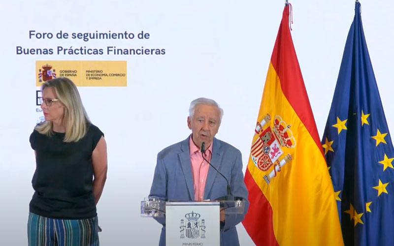 Durante la reunión del Foro de seguimiento de Buenas Prácticas Financieras Lázaro González interviene en la rueda de prensa posterior a la reunión del Foro