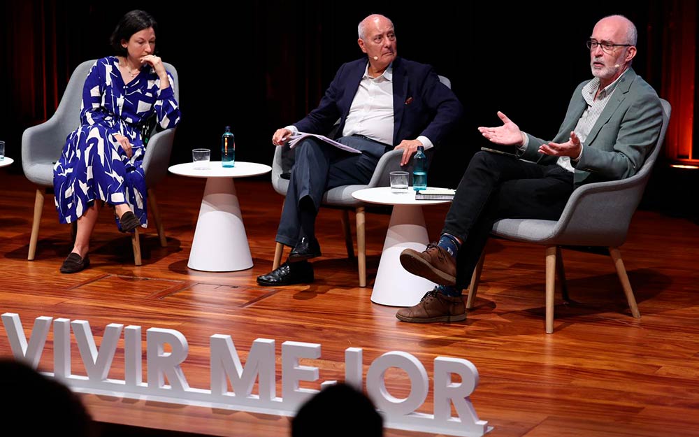 Participantes en una de las mesas de debate del foro